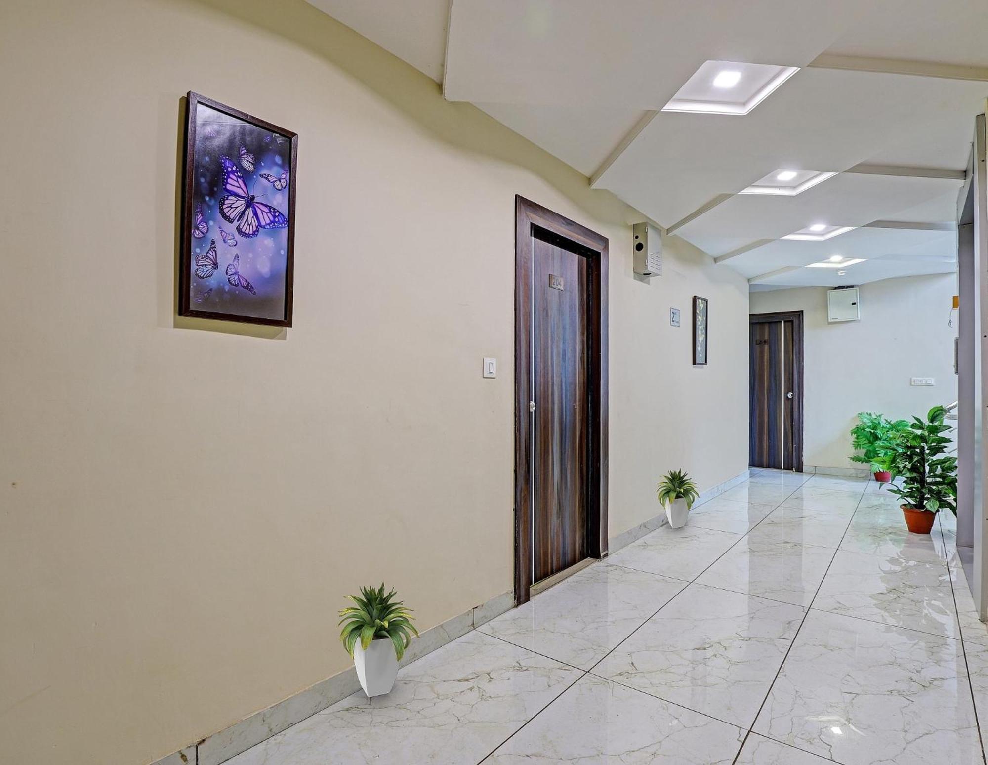 Collection O Hotel Raj Palace Вадодара Екстериор снимка